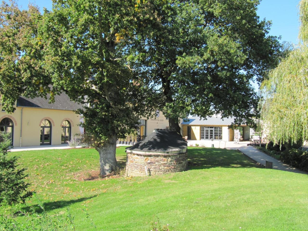 Domaine De Cice-Blossac, Resort Spa & Golf Bruz Exteriör bild